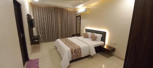 坎多林Nishka holiday home的卧室设有一张白色大床和一扇窗户。