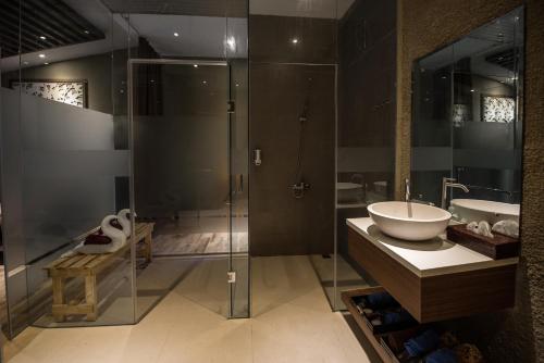 SengkuangWoda Villa & Spa的一间带玻璃淋浴和水槽的浴室