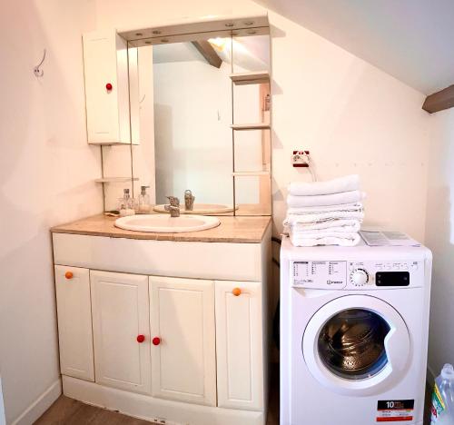 PéronnasLogement indépendant 1 à 2 chambres, idéal séjour Bourg en bresse的一间带水槽和洗衣机的浴室