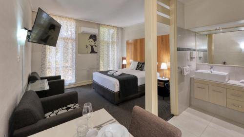 贝纳拉玫瑰城汽车旅馆 的一间酒店客房 - 带一张床和一间浴室