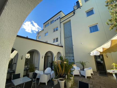 维也纳附近格拉斯多夫迈克尔酒店的享有带桌椅的建筑拱门景致