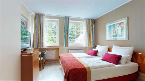 蒙绍阿尔特蒙特约酒店的卧室配有一张床、一张书桌和窗户。