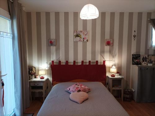Chauffour-sur-VellLe nid de mésanges的一间卧室配有一张带粉红色枕头的床