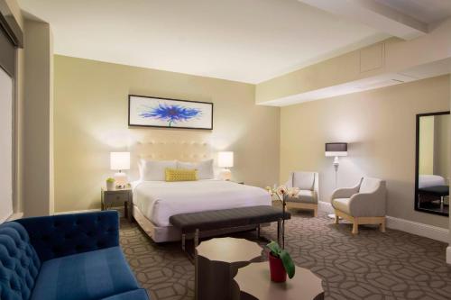 丹佛丹佛白玉兰酒店 - 翠贡精选酒店的酒店客房,配有床和沙发