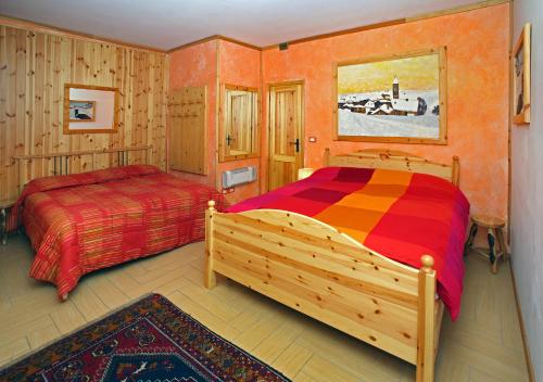 萨奥兹-杜尔克斯Salone House的一间卧室,配有两张床