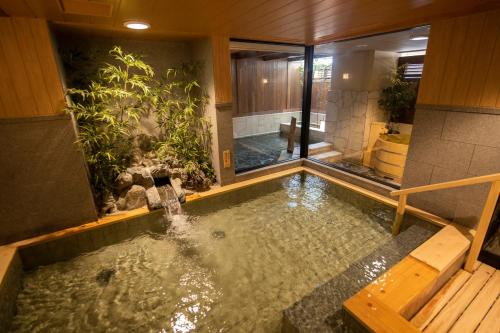 琴平町Onyado Shikishima-kan的一间有水池的房间