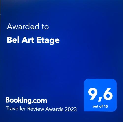 哈恩Bel Art Etage的蓝色的屏,标有钟形艺术的文字