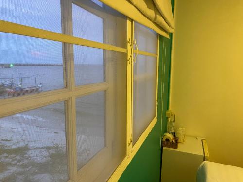 华欣Karoon hut的海景客房的窗户
