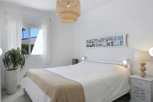帕斯托布兰克Villa in Pasito Blanco sun beach golf wifi的白色的卧室设有床和窗户