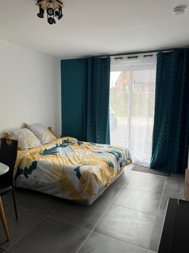 MérigniesBlu'in - Mérignies的一间卧室设有一张床和一个大窗户