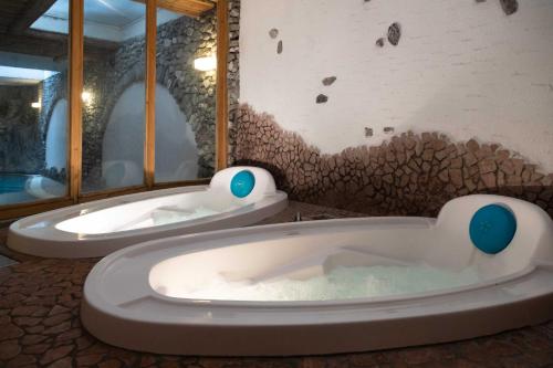 利维尼奥赫尔维蒂酒店的两间浴室位于带墙壁的房间