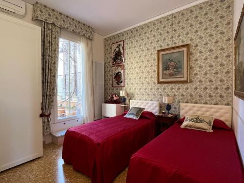 威尼斯B&B Beroni a Venezia的一间卧室设有两张床和窗户。