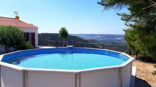 梅基嫩萨Casa Rural Mas de les Àligues的房屋边的大型游泳池
