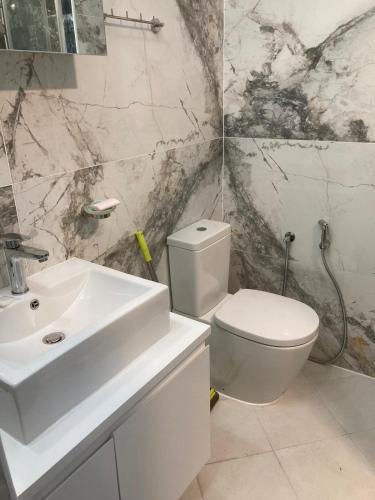 布尔加斯Studio "Victoria"的浴室配有白色水槽和卫生间。