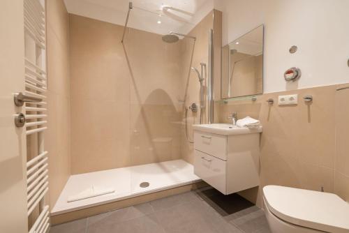 赛巴特班森Seehof 34的带淋浴、卫生间和盥洗盆的浴室