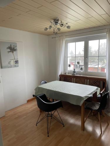 GattendorfFerienwohnung的一间用餐室,在房间内配有桌椅
