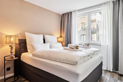 科隆Park Avenue - Design Apartment Friesenstraße - 4 Pers - WLAN - Netflix - 65 Zoll TV的卧室配有一张大白色床和窗户
