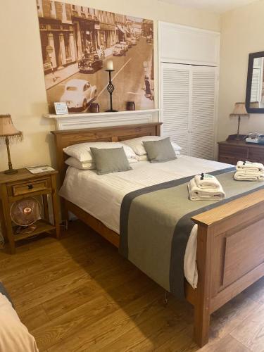 科尔德斯特里姆纽卡斯尔阿姆斯酒店的一间卧室设有一张大床和一个窗户。