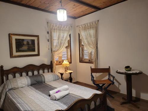 圣玛丽亚-马达莱纳Pousada Madalena的一间卧室配有一张床,上面有两条毛巾