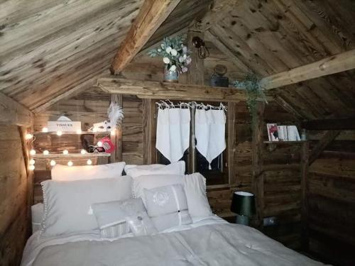 西克斯特Amour & Chocolat的一间卧室配有带白色枕头的床