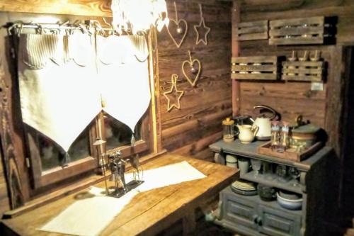 西克斯特Amour & Chocolat的小屋内的厨房配有水槽和炉灶