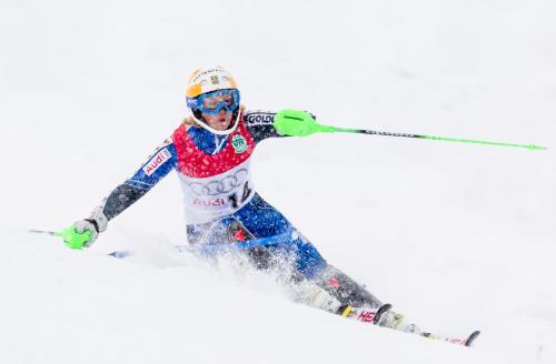 菲奈斯达伦Parkstigens Fjällby - Kåvan的一个人在雪覆盖的斜坡上滑雪