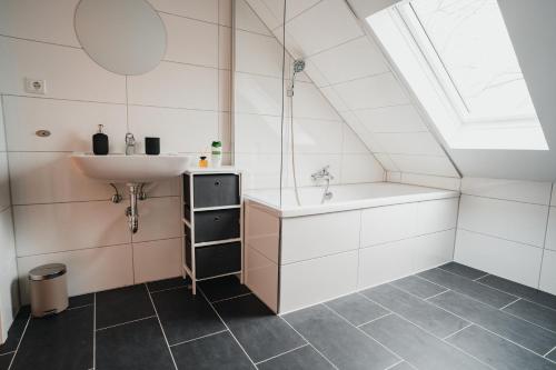门兴格拉德巴赫Working Apartment - 8 single beds - 5 Schlafzimmer的浴室配有盥洗盆和浴缸。