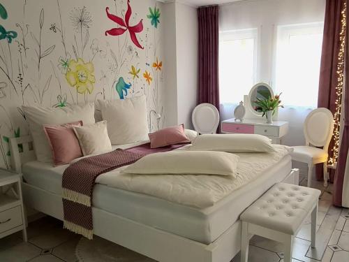 鲁斯特Ferienwohnung Kessler的卧室配有一张墙上鲜花的床