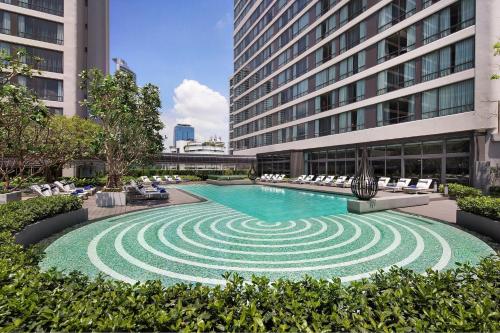 曼谷曼谷皇后公园万豪侯爵酒店的一座建筑物中央的游泳池