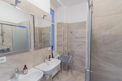 克拉根福hostel mapijaru的一间带两个盥洗盆和淋浴的浴室