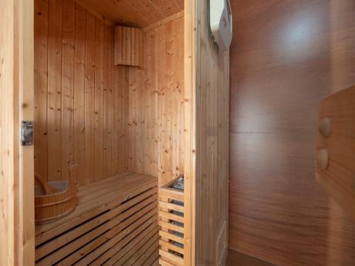 贝西奇Vila Plima的一间带木墙和木椅的桑拿浴室