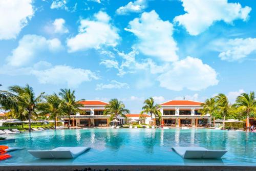 岘港Luxury Dana Beach Resort & Spa的享有度假村游泳池的景致。