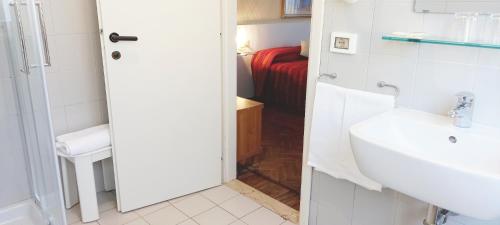 威尼斯Hotel Santa Lucia的浴室配有白色水槽和卫生间。