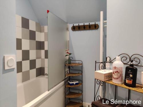 滨海图维列Du coté de chez Swann 1的带淋浴的浴室和床头板墙