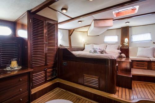 伊维萨镇Spacious 24Meters Long Yacht Lagaro / 5 Cabins的船上的一张床位和一张书桌