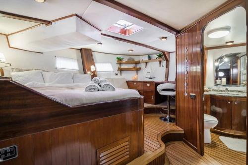 伊维萨镇Spacious 24Meters Long Yacht Lagaro / 5 Cabins的船上的卧室配有床和浴室