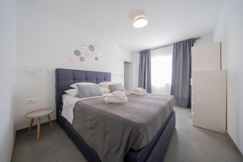 BriševoVilla Dreams的一间卧室配有一张大床和蓝色床头板