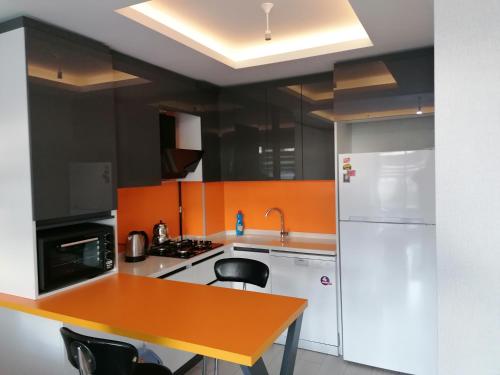 安卡拉Ankara Esenboğa Airport Luxury Rezidance的厨房配有白色冰箱和桌子