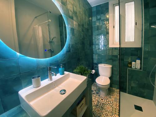巴塞罗那托尔提拉格拉西亚公寓的一间带水槽、卫生间和镜子的浴室