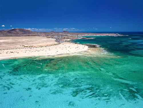 科拉雷侯Oasis Fuerteventura的享有海滩和海洋的空中景致