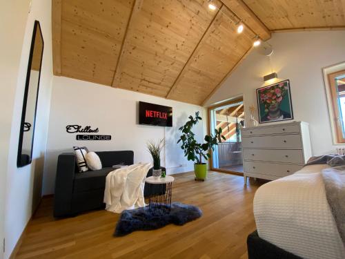 图恩Swiss Alps View Apartment - contactless self check-in的一间设有床、沙发和梳妆台的房间