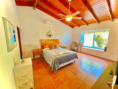 El ProgresoCasa Mahi的一间卧室配有一张床和吊扇