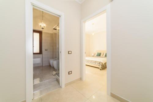 萨莱诺HomeAway Salerno的一间白色卧室,配有床和一间浴室