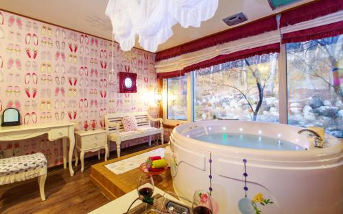 束草市卡萨西拉克住宿加早餐旅馆的一间大浴室,内设浴缸