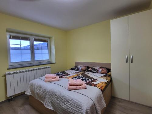 科巴里德Apartma Melita的一间卧室设有两张床和窗户。