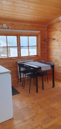 ÞórshöfnFálki cottages的小屋内带桌椅的用餐室