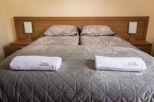 斯莫梁Апартамент Горска приказка - Forest tale的床上有2个白色枕头