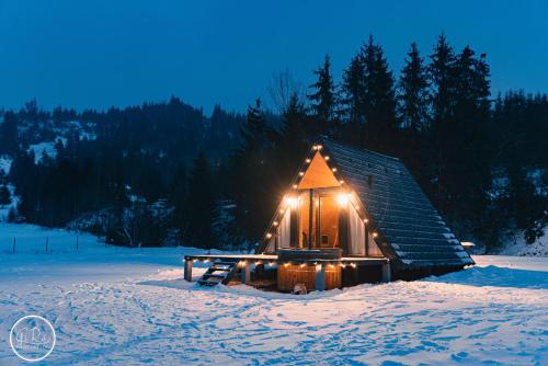 BălanSouL EsCaPe的夜间雪地里的小木屋