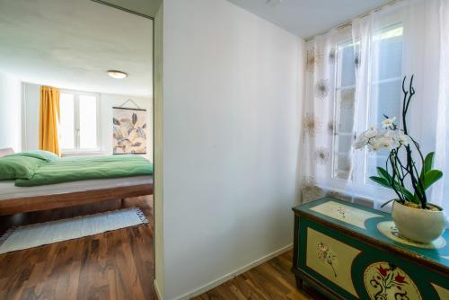 阿尔特多夫Schützenmatt Ferienwohnung的一间卧室配有一张床和镜子