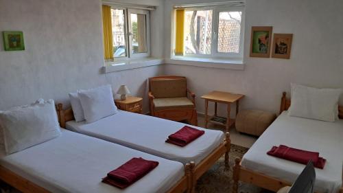 克尔贾利Стаи за гости "Пламена"的带2扇窗户的客房内的2张床